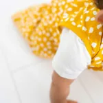 Een heerlijke slaapzak in de kleur geel uit de collectie van Briljant Baby. Deze slaapzak is gemaakt van katoen en uitermate geschikt voor de warme dagen of in combinatie met een lakentje of deken.