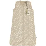 Een heerlijke slaapzak in de kleur zand uit de collectie van Briljant Baby. Deze slaapzak is gemaakt van katoen en uitermate geschikt voor de warme dagen of in combinatie met een lakentje of deken.