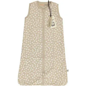 Een heerlijke slaapzak in de kleur zand uit de collectie van Briljant Baby. Deze slaapzak is gemaakt van katoen en uitermate geschikt voor de warme dagen of in combinatie met een lakentje of deken.