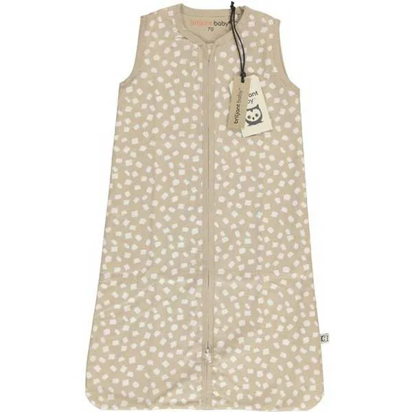 Een heerlijke slaapzak in de kleur zand uit de collectie van Briljant Baby. Deze slaapzak is gemaakt van katoen en uitermate geschikt voor de warme dagen of in combinatie met een lakentje of deken.