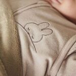 Jollein Nijntje terry babyslaapzak nougat met afritsbare mouwen en geborduurde Nijntje