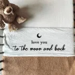 Dit geweldig witte lakentje met de zwarte tekst "Love you to the Moon and Back" komt uit de collectie van Blije Boefjes en is geschikt voor een ledikantje.