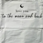Dit geweldig witte lakentje met de zwarte tekst "Love you to the Moon and Back" komt uit de collectie van Blije Boefjes en is geschikt voor een ledikantje.