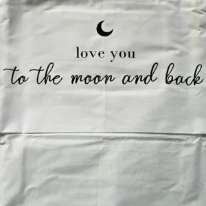 Dit geweldig witte lakentje met de zwarte tekst "Love you to the Moon and Back" komt uit de collectie van Blije Boefjes en is geschikt voor een ledikantje. 