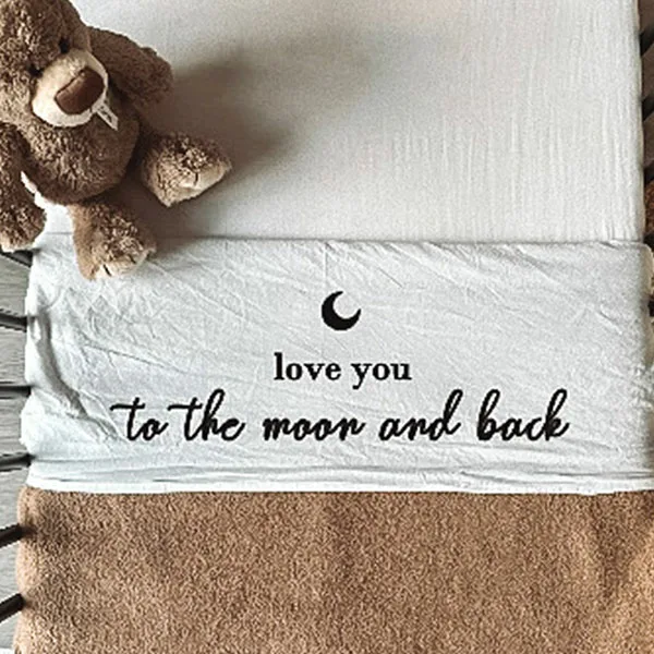 Dit geweldig witte lakentje met de zwarte tekst "Love you to the Moon and Back" komt uit de collectie van Blije Boefjes en is geschikt voor een ledikantje.