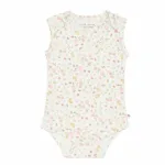 Een schattig gebroken wit rompertje Flowers & Butterflies zonder mouwen van zacht katoen Little Dutch. Het rompertje heeft een over-all print van vlinders en bloemen.
