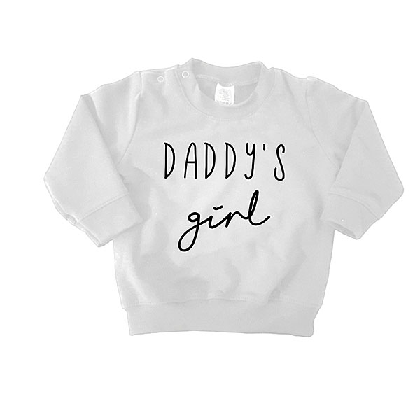 Deze mooie, zachte witte sweater met lange mouw en de zwarte tekst Daddy's Girl komt uit de collectie van Little Adventure.