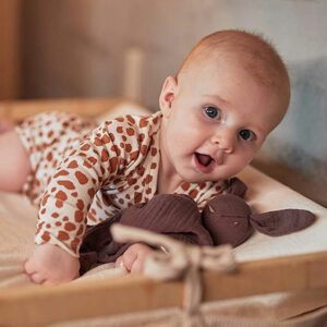 Dit schattige speendoekje Bunny Ears Chestnut, in de vorm van een lief konijntje, is gemaakt van extra zacht wrinkled hydrofiel katoen. Het doekje is niet alleen een knuffelvriend voor je baby, maar ook een handig accessoire om de speen binnen handbereik te houden. Laat je kleintje knuffelen met dit zachte konijntje voor troost en gemak, altijd binnen handbereik.