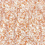 Dit schattige crèmekleurige rokje met een confettiprint in verschillende oranje tinten komt uit de collectie van Feathers. Het rokje heeft een elastische gerimpelde tailleband en een gezoomde onderkant.