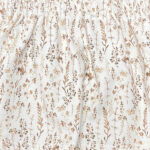 Dit schattige crèmekleurige rokje heeft een print van gedroogde bloemen en komt uit de collectie van Feathers. Het rokje heeft een elastische gerimpelde tailleband en een gezoomde onderkant.