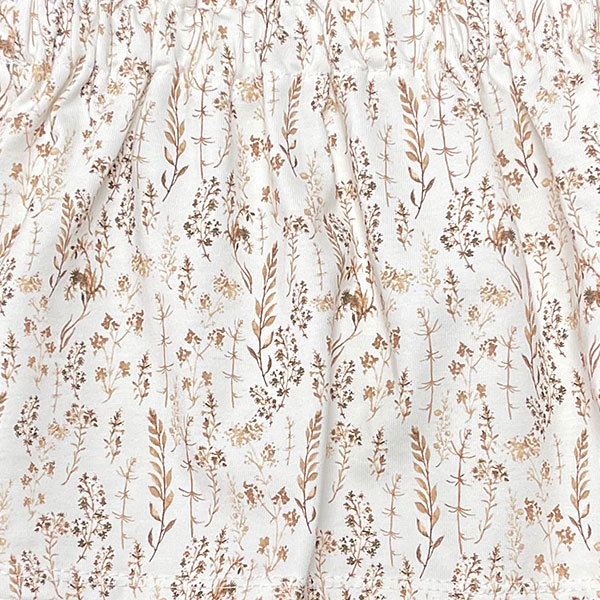 Dit schattige crèmekleurige rokje heeft een print van gedroogde bloemen en komt uit de collectie van Feathers. Het rokje heeft een elastische gerimpelde tailleband en een gezoomde onderkant.