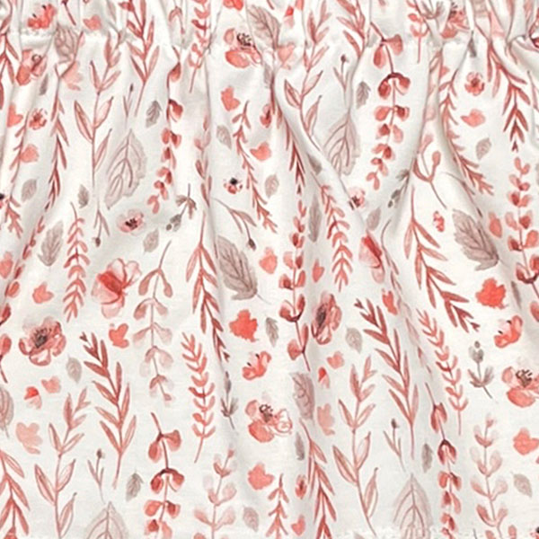 Een schattig wit rokje met een leuke print van frambozen & bladeren. Het rokje heeft een elastische gerimpelde tailleband en een gezoomde onderkant.