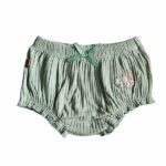 Deze mooie groene bloomer komt uit de Spring Summer Crush collectie van Frogs and Dogs. De bloomer is ook gemaakt van groene rib stof en heeft op de voorzijde de geborduurde besjes. Aan de bovenkant zit een elastische broekrand en de pijpjes zijn 'geborduurd' waardoor je een speelse geschulpte rand krijgt.
