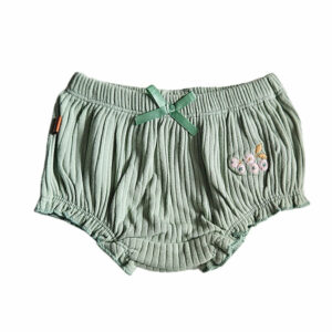 Deze mooie groene bloomer komt uit de Spring Summer Crush collectie van Frogs and Dogs. De bloomer is ook gemaakt van groene rib stof en heeft op de voorzijde de geborduurde besjes. Aan de bovenkant zit een elastische broekrand en de pijpjes zijn 'geborduurd' waardoor je een speelse geschulpte rand krijgt.