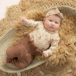 Dit leuke effen bruine broekje komt uit de Winter Flower collectie van Frogs and Dogs. Dit leuke broekje is effen bruin met 2 steekzakjes. De pijpjes hebben een omslagrand. De tailleband is elastisch en enigszins gerimpeld.