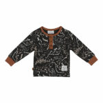 Dit stoere shirtje met lange mouw in de kleur zwart komt uit de collectie Dino Park van Frogs and Dogs. Het shirtje heeft een overal print van Dino's in de kleur wit. De boorden van de mouwen zijn bruin van kleur en de hals is afgezet met een bruine bies.