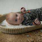 Dit stoere shirtje met lange mouw in de kleur zwart komt uit de collectie Dino Park van Frogs and Dogs. Het shirtje heeft een overal print van Dino's in de kleur wit. De boorden van de mouwen zijn bruin van kleur en de hals is afgezet met een bruine bies.