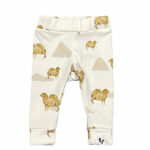 Dit broekje Dessert met de print van kamelen komt uit de collectie van Feathers. Het broekje heeft het model van een harembroekje en is met de hand gemaakt.