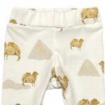 Dit broekje Dessert met de print van kamelen komt uit de collectie van Feathers. Het broekje heeft het model van een harembroekje en is met de hand gemaakt.