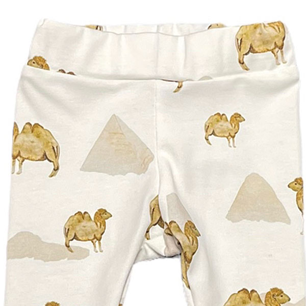 Dit broekje Dessert met de print van kamelen komt uit de collectie van Feathers. Het broekje heeft het model van een harembroekje en is met de hand gemaakt.