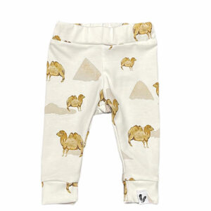 Dit broekje Dessert met de print van kamelen komt uit de collectie van Feathers. Het broekje heeft het model van een harembroekje en is met de hand gemaakt.