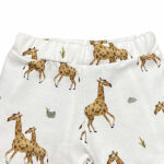 Dit korte broekje met de print van giraffen komt uit de collectie van Feathers. Het korte broekje is met de hand gemaakt. Het stoere model heeft een elastische tailleband. Pijpjes zijn lekker ruim en hebben een omgezoomde rand. 