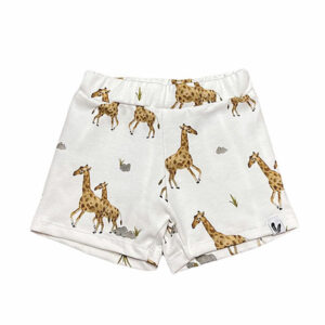 Dit korte broekje met de print van giraffen komt uit de collectie van Feathers. Het korte broekje is met de hand gemaakt. Het stoere model heeft een elastische tailleband. Pijpjes zijn lekker ruim en hebben een omgezoomde rand.