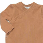 Dit lieve overslagshirt Rib Jersey Peach met lange mouw in de kleur beige komt uit de collectie Feathers. Dit mooie overslagshirtje is gemaakt van organisch katoen en heeft een een fijne rib.