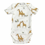 Dit mooi rompertje met een giraffe print komt uit de collectie van Feathers. En dit rompertje mag echt gezien worden. Je kan hem dragen op een effen broekje maar je kan hem ook combineren met het bijpassende broekje of shortje.