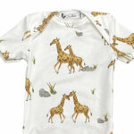 Dit mooi rompertje met een giraffe print komt uit de collectie van Feathers. En dit rompertje mag echt gezien worden. Je kan hem dragen op een effen broekje maar je kan hem ook combineren met het bijpassende broekje of shortje.