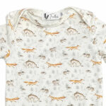 Dit mooi rompertje met een herten & vossen print komt uit de collectie van Feathers. En dit rompertje mag echt gezien worden. Je kan hem combineren met een effen broekje.