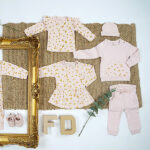 Dit zoete & lieve vestje in de kleur roze komt uit de Hearts collectie van Frogs and Dogs. Het vestje is gemaakt van gemêleerde roze stof met op de randen van de steekzakjes een hartjes print in de kleur 'goud'.