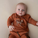 Een leuke bruine cargobroek met omslag uit de collectie van Firends in the Woods van Frogs and Dogs. Deze collectie is een speelse en tegelijkertijd stoer collectie. Ideaal om in de spelen en te stralen.