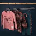 Dit lieve en schattig shirt met lange mouw Jaguar komt uit de collectie Wild Life van Frogs and Dogs. Het shirtje lange mouw heeft een mooie print met glitters op de voorzijde. De print is de afbeelding van het hoofd van een jaguar. Het shirtje heeft raglan mouwen en op de achterzijde drukkers.