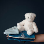 Dit stoere blauwe broekje gemaakt van waffel stof komt uit de Polar Adventure collectie van Frogs and Dogs. Het broekje straalt frosheid & speelsheid uit, terwijl de stof zorgt voor een knus en comfortabel gevoel.