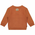 Deze stoere sweater in de kleur hazelnoot met de print van een wolf en de tekst 'Explore the World' komt uit de collectie Friends in the Woods van Frogs and Dogs. Deze hazelnoot kleurige sweater heeft aan de mouwen effen gebreide boordjes en op de linkerschouder zitten drukkertjes om het makkelijker aan en uit te trekken over het hoofdje.