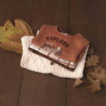 Deze stoere sweater in de kleur hazelnoot met de print van een wolf en de tekst 'Explore the World' komt uit de collectie Friends in the Woods van Frogs and Dogs. Deze hazelnoot kleurige sweater heeft aan de mouwen effen gebreide boordjes en op de linkerschouder zitten drukkertjes om het makkelijker aan en uit te trekken over het hoofdje.