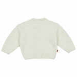 Dit stoere gebreide vestje in de kleur gebroken wit komt uit de All Collections items. Het vestje heeft een leuke kabelmotief en houten knoopjes. Deze collectie is een collectie die niet seizoensgebonden is.