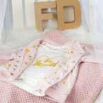 Dit zoete & lieve vestje in de kleur roze komt uit de Hearts collectie van Frogs and Dogs. Het vestje is gemaakt van gemêleerde roze stof met op de randen van de steekzakjes een hartjes print in de kleur 'goud'.