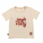 Dit leuke off whiteshirtje met korte mouwen komt uit de Jungle collectie van Frogs and Dogs. Op de voorkant van het shirtje staat de tekst 'Jungle Party' gedrukt in de kleuren rood. Het shirtje heeft op de schouder een drukker sluiting. De boordjes zijn gezoomd.