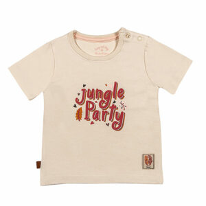 Dit leuke off whiteshirtje met korte mouwen komt uit de Jungle collectie van Frogs and Dogs. Op de voorkant van het shirtje staat de tekst 'Jungle Party' gedrukt in de kleuren rood. Het shirtje heeft op de schouder een drukker sluiting. De boordjes zijn gezoomd.