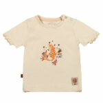 Dit leuke off white shirtje met korte mouwen komt uit de Jungle collectie van Frogs and Dogs. Op de voorkant van het shirtje staat een leuke print van een jaguar met bladeren & hartjes. Naast deze afbeelding staat de tekst 'Wild Heart'. Het shirtje heeft een drukker sluiting op de schouder en de mouwen zijn afgezet met kant.