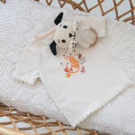 Dit leuke off white shirtje met korte mouwen komt uit de Jungle collectie van Frogs and Dogs. Op de voorkant van het shirtje staat een leuke print van een jaguar met bladeren & hartjes. Naast deze afbeelding staat de tekst 'Wild Heart'. Het shirtje heeft een drukker sluiting op de schouder en de mouwen zijn afgezet met kant.