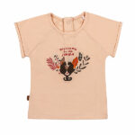 Dit leuke roze shirtje met korte mouwen komt uit de Jungle collectie van Frogs and Dogs. Op de voorkant van het shirtje staat een leuke print van 2 jaguars en bladeren. Boven deze afbeelding staat de tekst 'Welcome to the Jungle'.