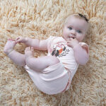 Dit leuke roze shirtje met korte mouwen komt uit de Jungle collectie van Frogs and Dogs. Op de voorkant van het shirtje staat een leuke print van 2 jaguars en bladeren. Boven deze afbeelding staat de tekst 'Welcome to the Jungle'.