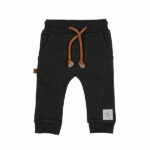 Dit stoere joggingsbroekje komt uit de Dino Park collectie van Frogs and Dogs. Het joggingsbroekje Dino Park Pants is zwart van kleur met een bruine koord. Zowel de broeksband als de boorden van de pijpjes zijn gemaakt van elastische boord. Het joggingsbroekje heeft 2 steekzakjes.