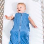 Blauwe slaapzak van Jollein Speckled blue met subtiele spikkelprint en zachte stof voor baby’s