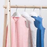 Blauwe slaapzak van Jollein Speckled blue met subtiele spikkelprint en zachte stof voor baby’s