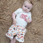 Hier vindt je het leuke korte broekje met dierenprint uit de collectie Jungle van Frogs en Dogs. Deze korte broek in de kleur ecru met een bonte print van jaguars & bladeren in de kleuren rood, bruin en oranje is gemaakt van zachte materialen.