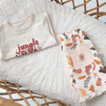 Hier vindt je het leuke korte broekje met dierenprint uit de collectie Jungle van Frogs en Dogs. Deze korte broek in de kleur ecru met een bonte print van jaguars & bladeren in de kleuren rood, bruin en oranje is gemaakt van zachte materialen.